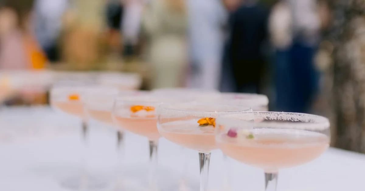 Tiệc cocktail đám cưới và welcome hour hiện đại