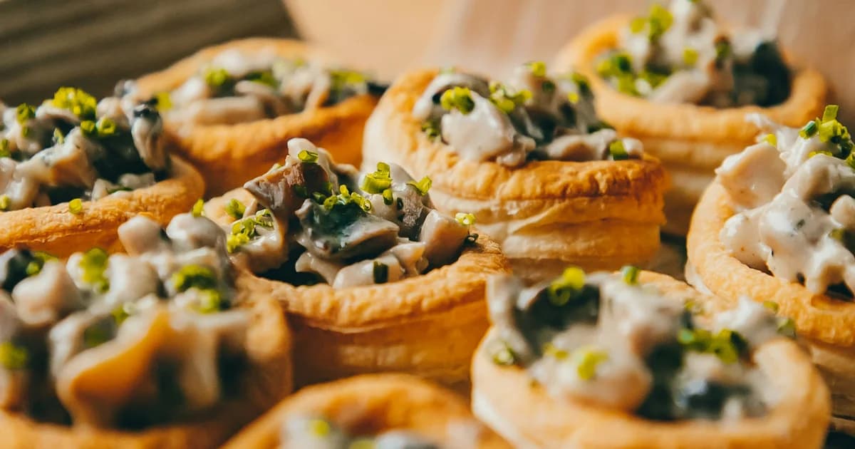 Khay finger food vol-au-vent nhân kem trong tiệc cocktail welcome hour đám cưới